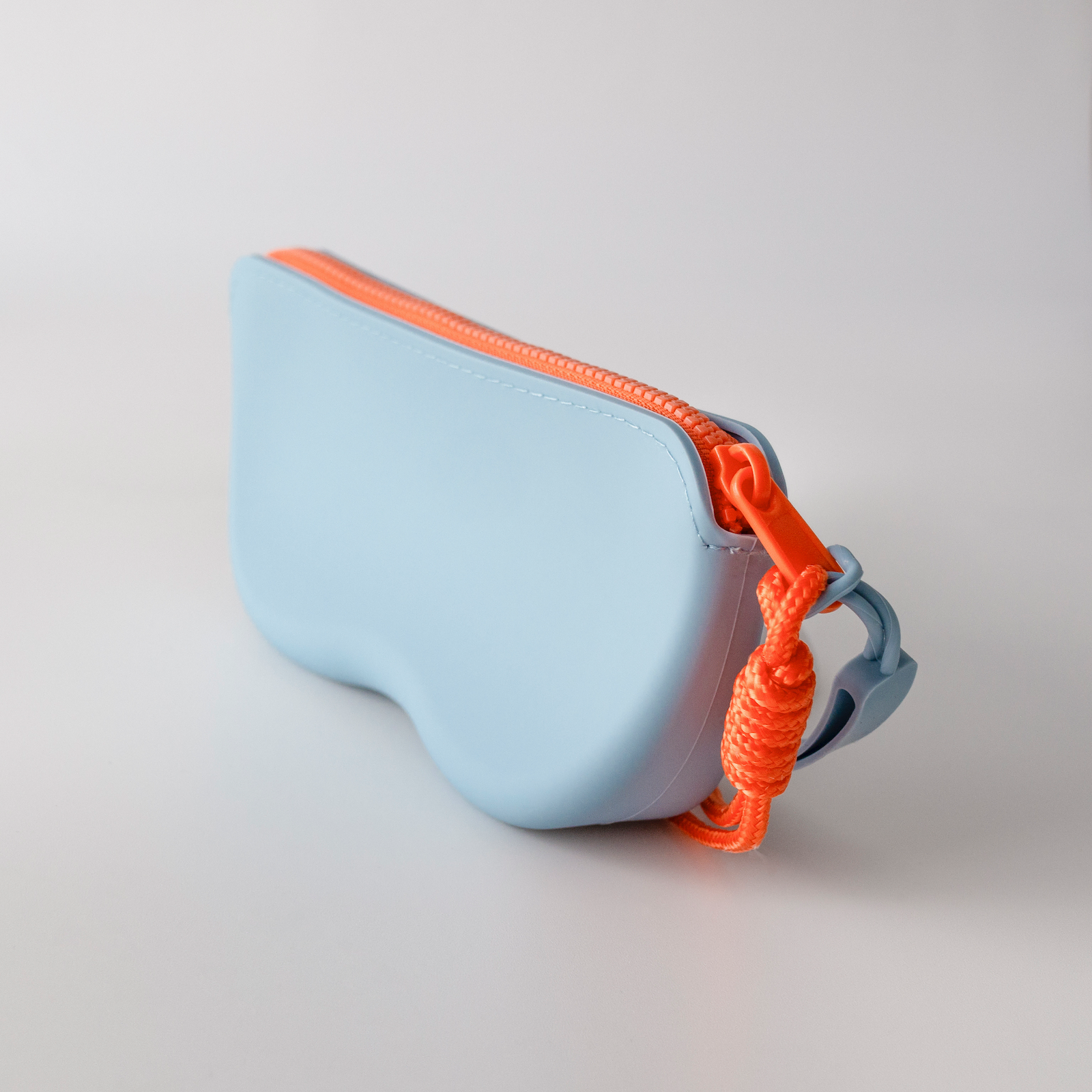 Lateral de funda de gafas de silicona con cremallera y cordón anudado